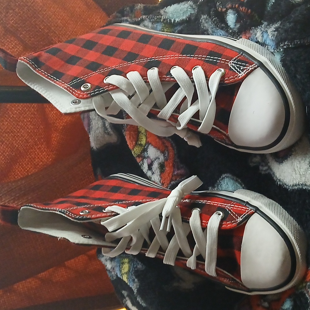 Sneakers 👟 Outwoods Size 7 red,black and white 👌 ♥️